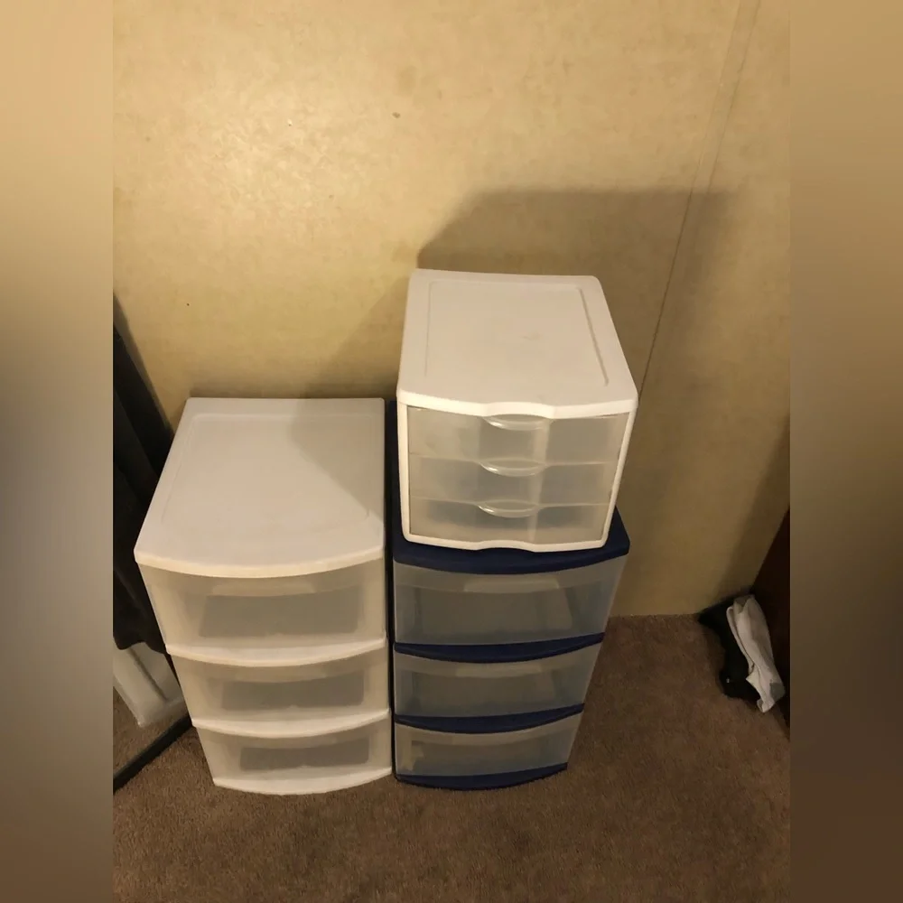3 different bens, 2 are the same size (large) 1 small